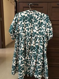 Berrylush Women White &amp; Green Floral Printed V-Nec