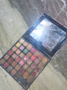 Smudgeproof Eye Shadow Pallet