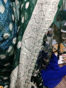 Elegant Green &amp; Gold Saree border has cut