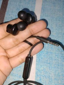 Black Wired Earbuds