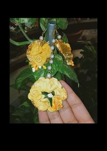 Jewellery For Haldi Set Of 2 Piece ( Maang Tika And Earrings) Colour Yellow