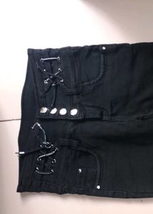 Stylish Black High-Waisted Jeans