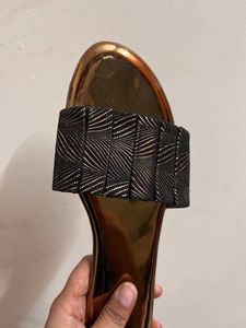 Inc.5 Ant Gold Colored Flats- size 39