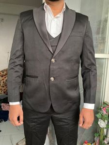 Stylish Three-Piece Suit - Modern Fit
