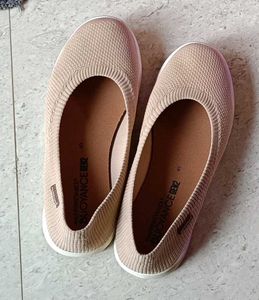 Very Light And Comfortable.