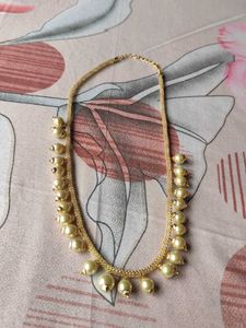 Attractive chain with beads