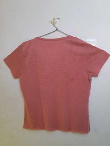 short-sleeved, round-neck t-shirt in muted pink 👕