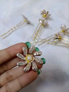 Daisy Hair Pins - Set of 7 ( Bracelet For Free)