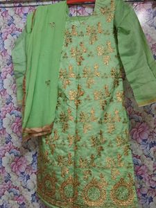 i want to sell green simple festive suit
