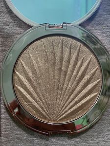 Revolution Glow Highlighter