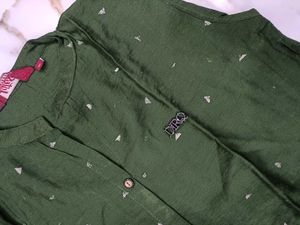 Sleevless green kurti