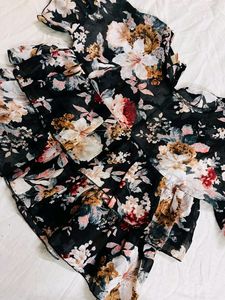 Black Floral Ruffle Crop Top🖤