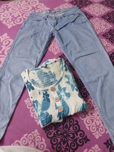 Floral Top &amp; Light Wash Jeans Set