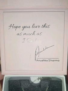 Lucky Clover Necklace w Anushka Sharma auto gra
