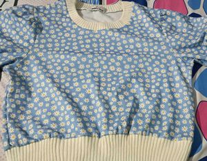 Blue Daisy puff sleeve knit top (new never worn)✨✨