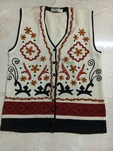 SLEEVELESS EMBROIDERY SWEATER