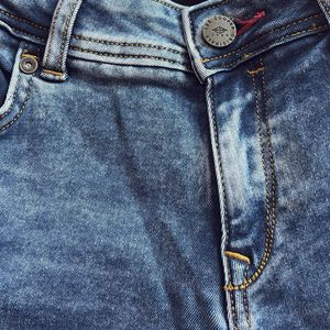 Torned Blue Jeans