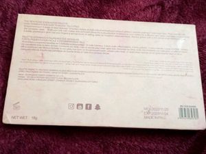 HUDA GIRL Rose Gold   and nude palette du