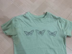 Price ReducedWomen’s Green T-shirt