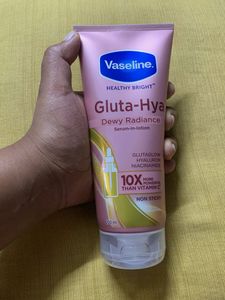 Vaseline Gluta-Hya Dewy Radiance Lotion