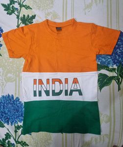 BOYS - 5-6 Years LIKE NEW - T-Shirt