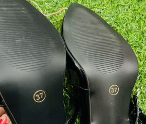 Elegant Black Heels with Bow Detail