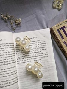 MEDIUM SIZED PEARL CLAW CLIP