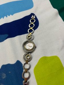 Elegant Gold Louger Watch