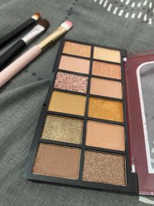 MARS Mini Eyeshadow Palette + 3 Brushes