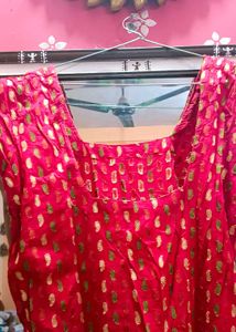 Elegant Red Gold Print Sleeveless Ethnic Dress