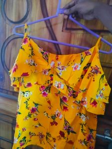Beautiful Yellow Top 😻