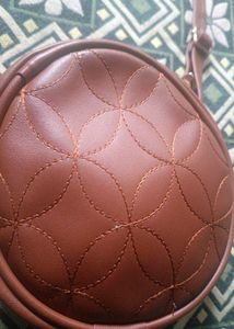 Women&#39;s Round Sling  Bag