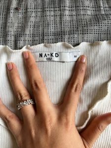 White long sleeves top