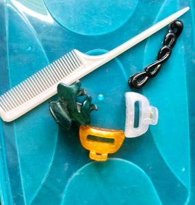 A Pack Of 1 Comb, Banana Clip & 3 Catch Clips