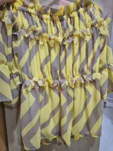 Top Which Can Be Worn Offshoulder And On Shoulder
