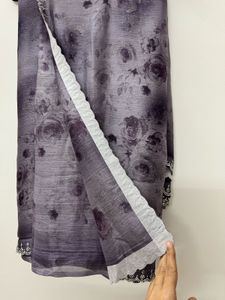Women Grey Print Saree with Lace