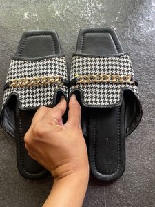 Zudio Checked Black Sandals