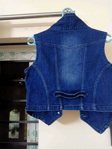 Women&#39;s Sleeveless Denim Jacket