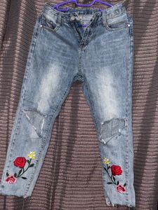 Floral Embroidered Ripped Jeans 🌹