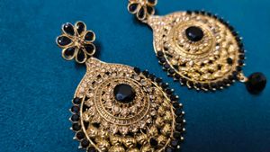 Elegant Gold-Toned Tikka &amp; Earring Set