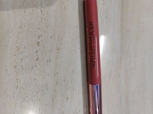 Makeup Revolution Velvet Kiss Lip Cryon