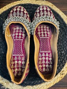 Maroon Embroidered Juttis