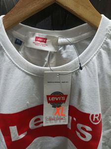 Levi&#39;s White Logo Print T-shirt XL