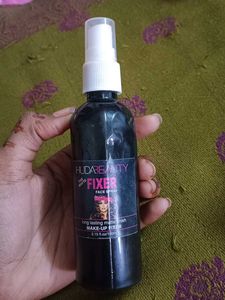 Huda Beauty Matte Fixer Face Spray