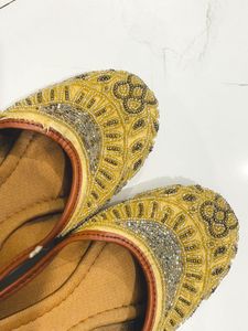 Embroidered Ethnic Juttis