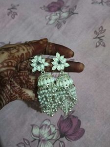 I An Selling A White Pearl Jhumka