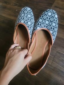 Embroidered Juttis