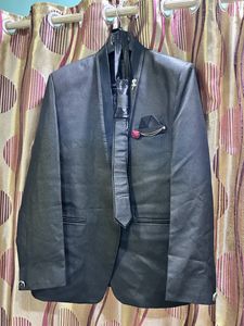 Men’s Black Blazer With Tie