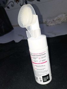 Pond&#39;s With Niacinamide Foaming Face Wash