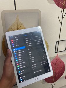 iPad 5th Generation Wi-Fi Only 32 Gb
